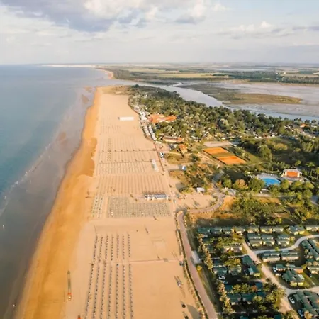 아파트 Spacious Beachfront With Terrace 비비오네