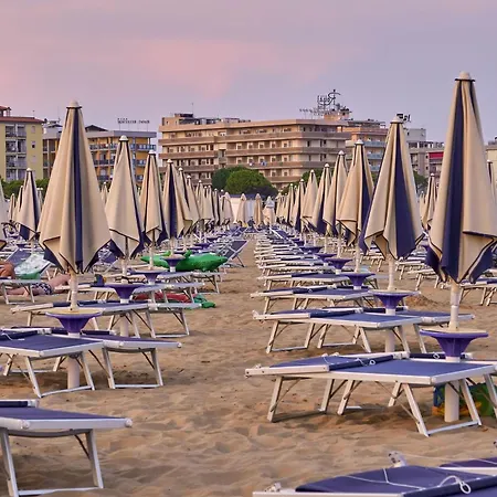 Spacious Beachfront With Terrace 비비오네